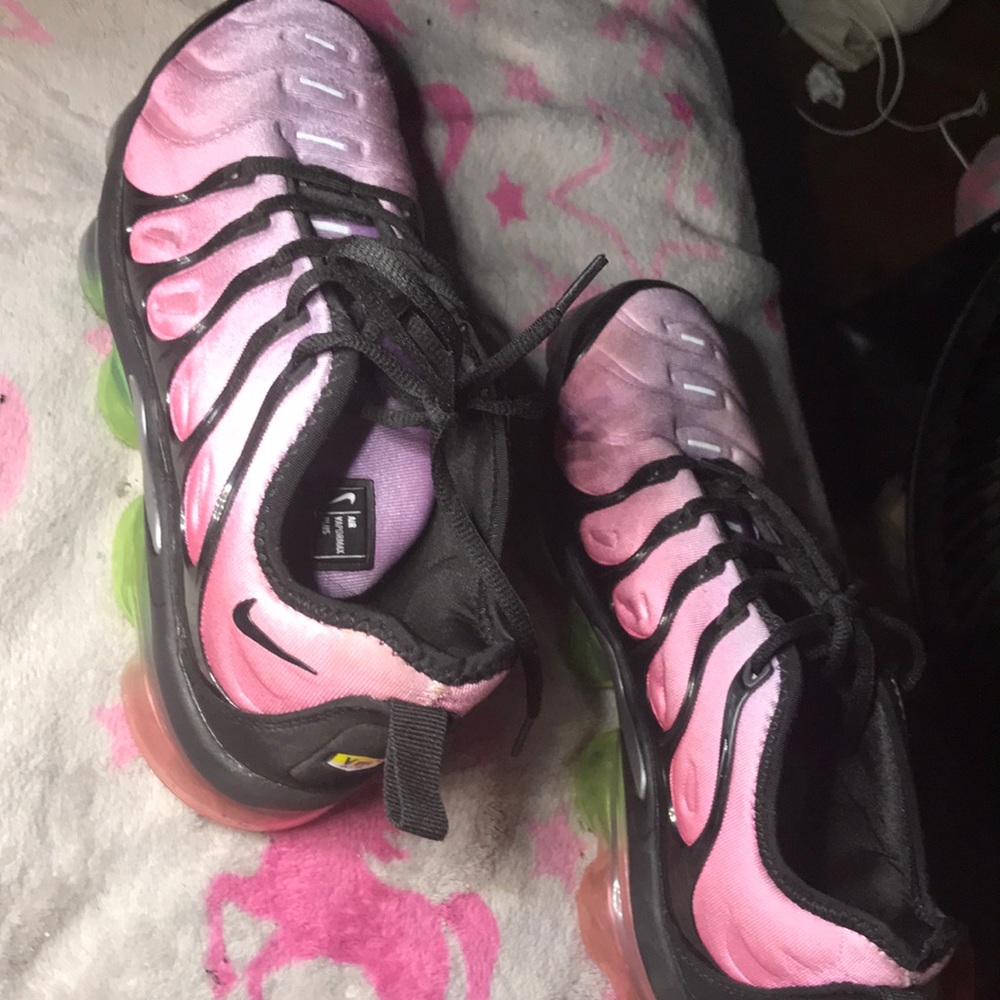 Vapor air maxes. Size 9 in women. Wore once. Couldn’t fit them.